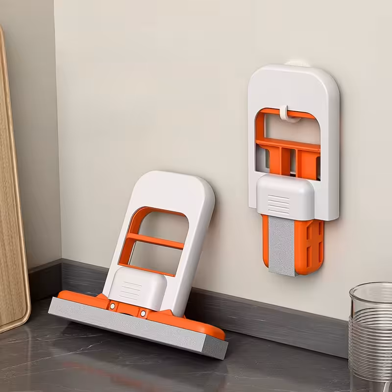 Mini Mop Portátil removendo manchas de gordura queimada e sujeira pesada em um fogão de indução de vidro cerâmico preto.