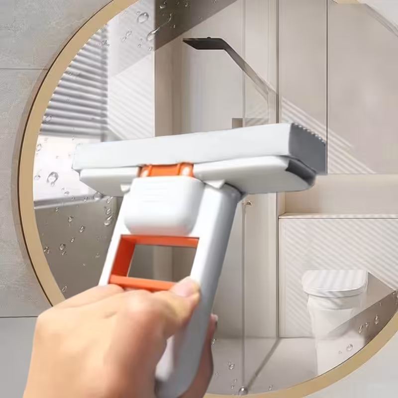 Mini Mop Portátil passando em espelho de banheiro redondo, removendo vapor e respingos de água sem deixar riscos.